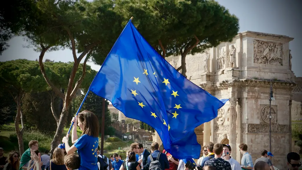 Roma’da Konstantin Takı önünde Avrupa Birliği bayrağı taşıyan gençler