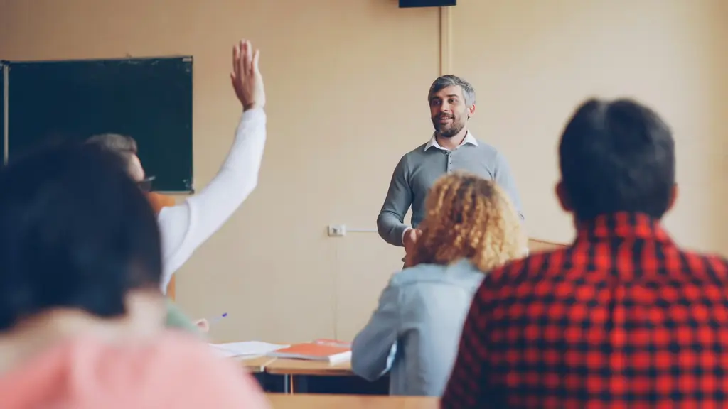 Öğretmenin ders anlattığı, öğrencilerin el kaldırdığı sınıf